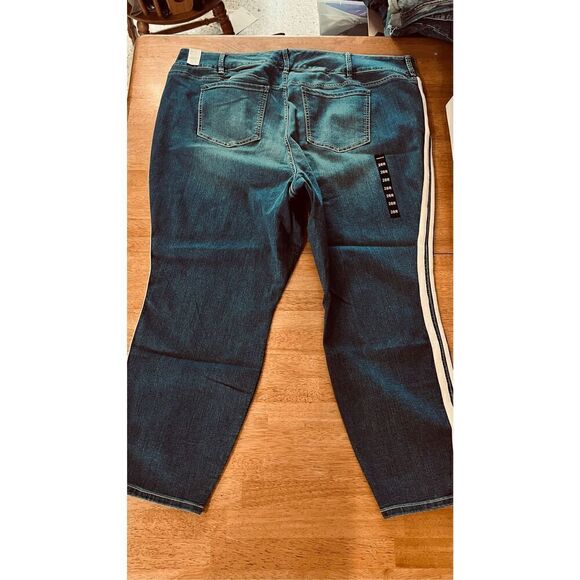 TORRID WOMENS JEANS WITH WHITE STRIPE DOWN LEG WOMENS SIZE 6XL NEW - Picture 10 of 12